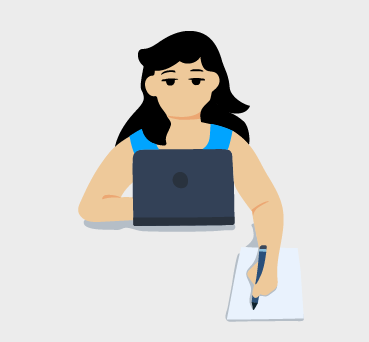 Persona trabajando sobre unescritorio con la computadora portátil en frente y tomando apuntes en una hoja con la mano izquierda